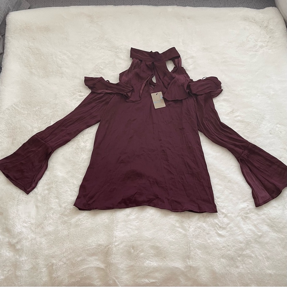 Belle + Sky Burgundy Long Sleeve Ruffle Key Hole Top NWT - Picture 2 of 2